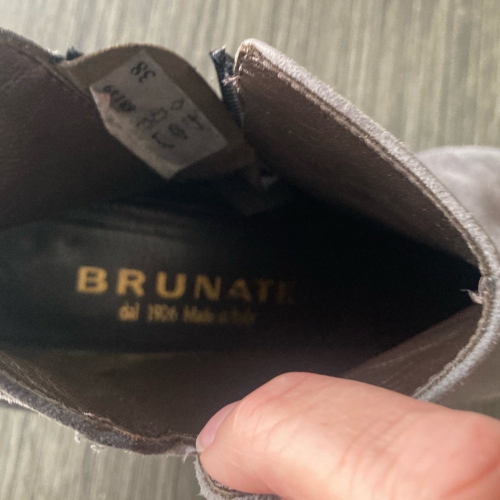 Elegant Gray Suede Ankle Boots - Picture 5 of 5